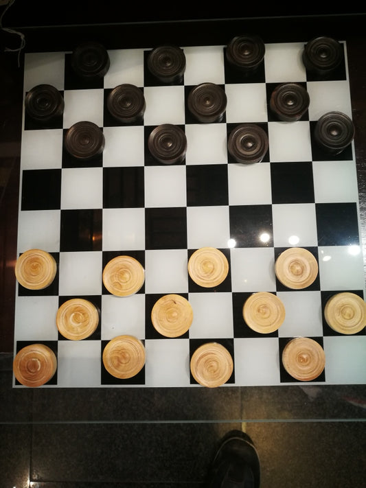 TAVOLA IN VETRO CON SET DI PEZZI DAMA IN LEGNO