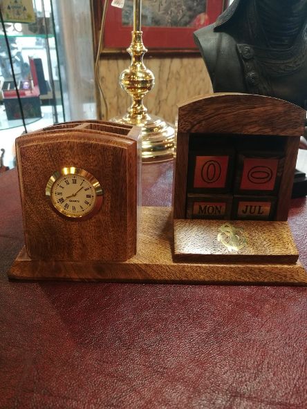 Portapenne con Orologio e Calendario in Legno