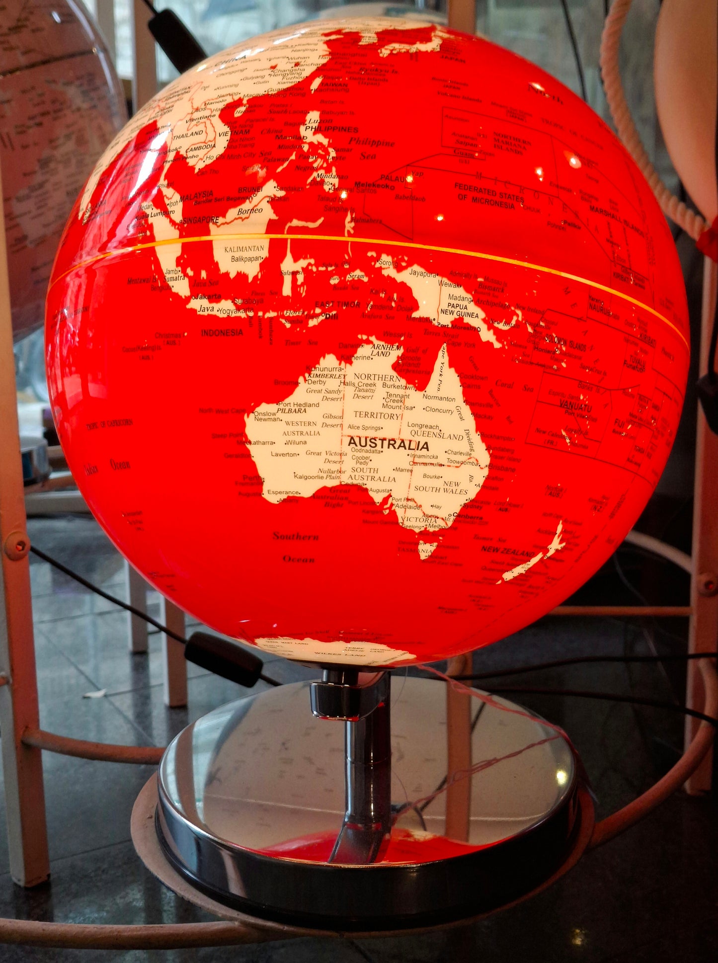 Mappamondo rosso con luce