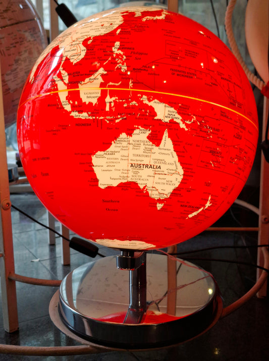 Mappamondo rosso con luce