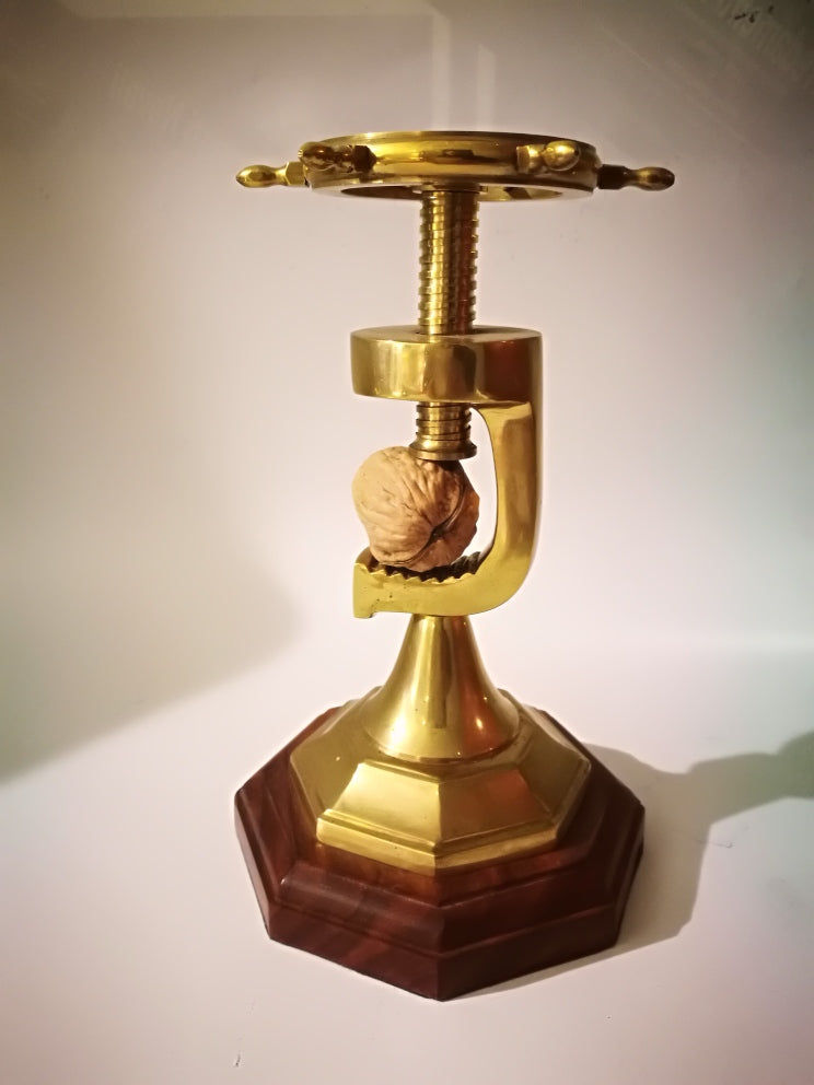 Timone schiaccianoci in ottone con base legno