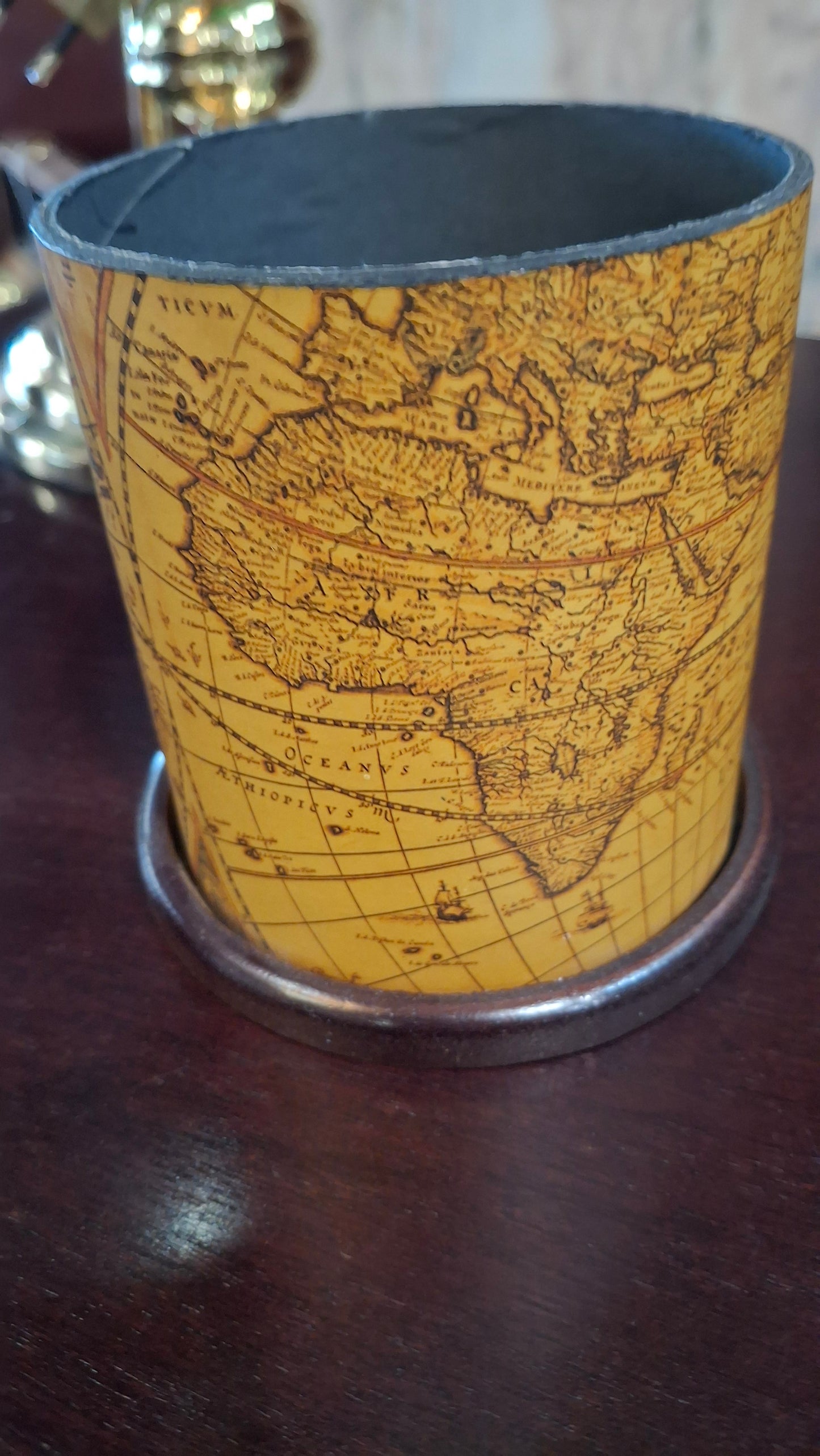 Portapenne da scrivania con cartina anticata