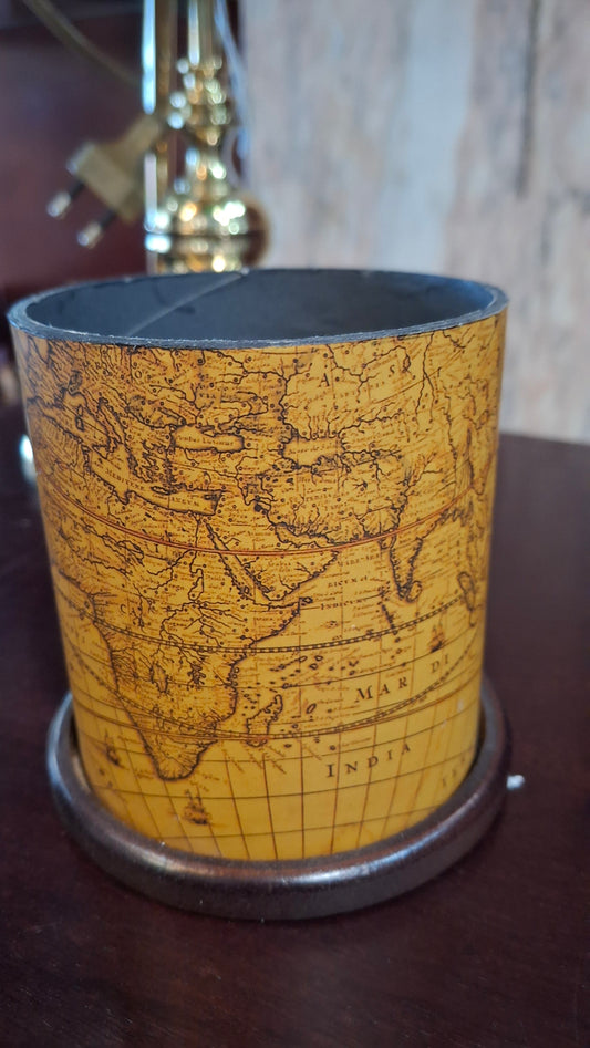 Portapenne da scrivania con cartina anticata